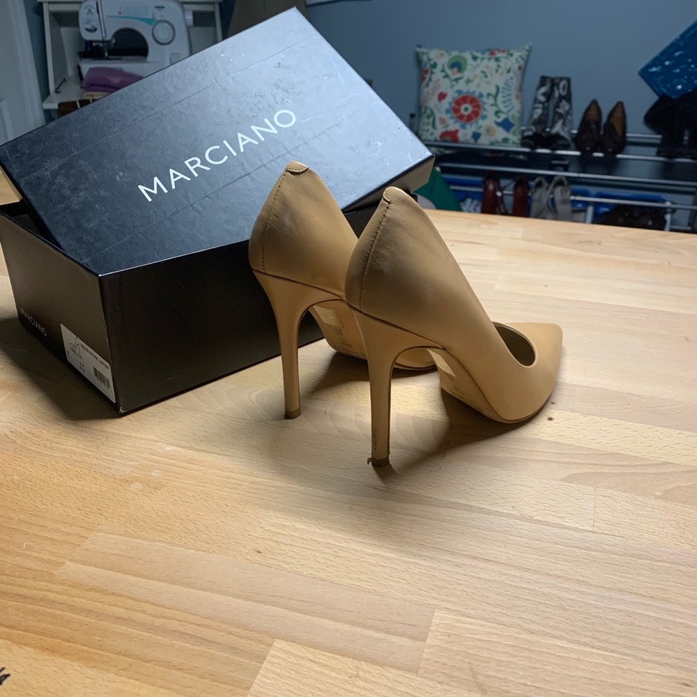 Nude pump